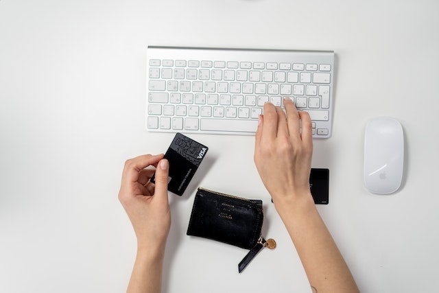 hand%20holdings%20a%20credit%20card%20and%20typing%20on%20a%20computer%20keyboard%20to%20make%20an%20online%20payment hand%20holdings%20a%20credit%20card%20and%20typing%20on%20a%20computer%20keyboard%20to%20make%20an%20online%20payment
